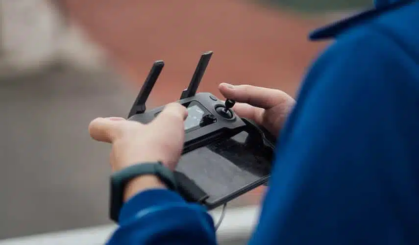 a que altura puede volar un dron