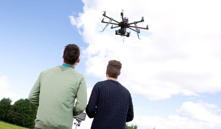 ¿Qué licencia se necesita para volar un drone?