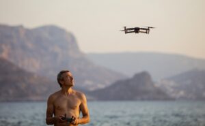 Hombre volando un dron en la playa