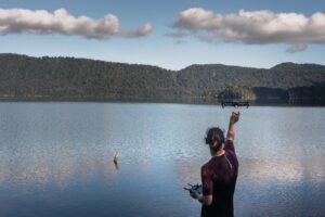Pesca en un lago con un dron