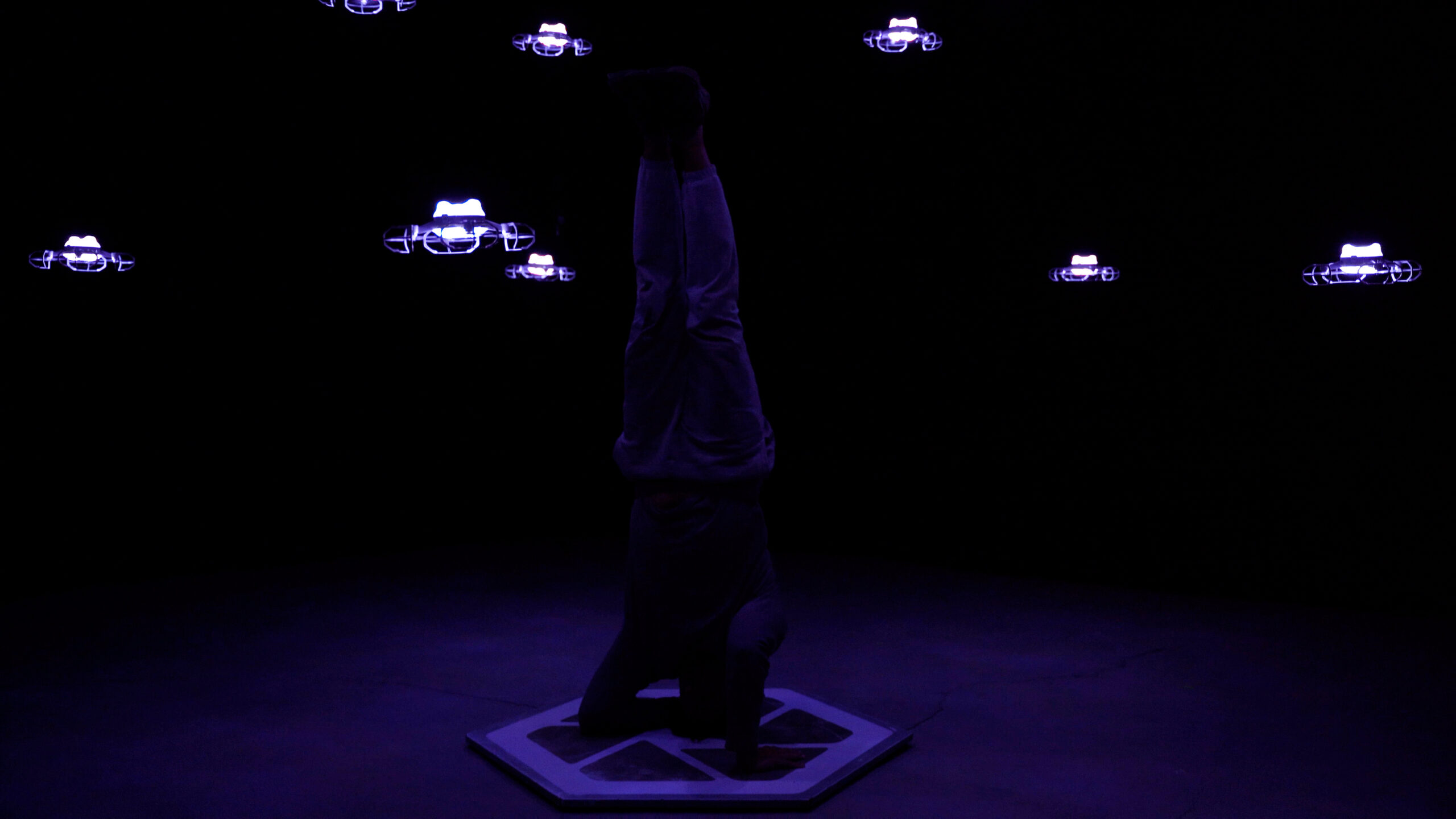 Espectáculos de drones de UMILES para interiores: tecnología y arte para eventos innovadores