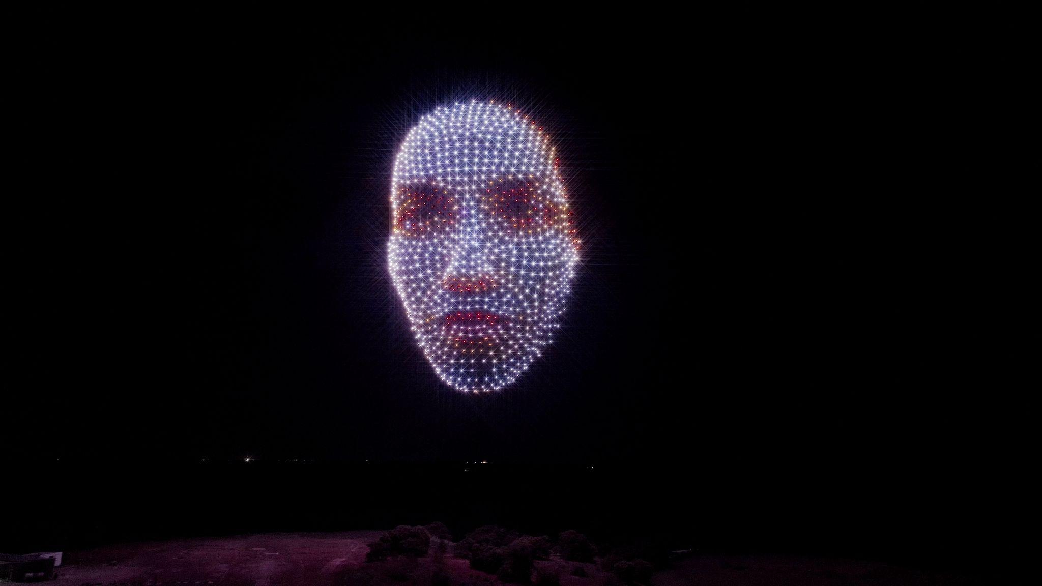 Figuras 3D dibujadas con drones LED RGB en el cielo de Madrid